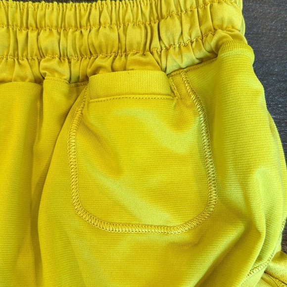 Lululemon Hotty Hot Shorts Size 6 Low Rise 2.5” Lined Soleil Yellow EUC Run - Picture 6 of 10